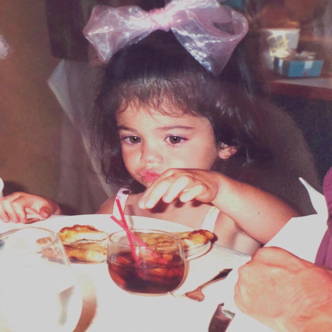 Брови-ниточки и обычные губы: архивные фото сестер Кардашьян-Дженнер, на которых их не узнать